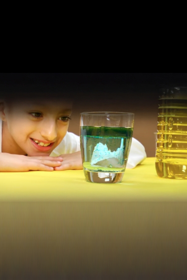 איך להוריד גשם צבעוני בכוס?