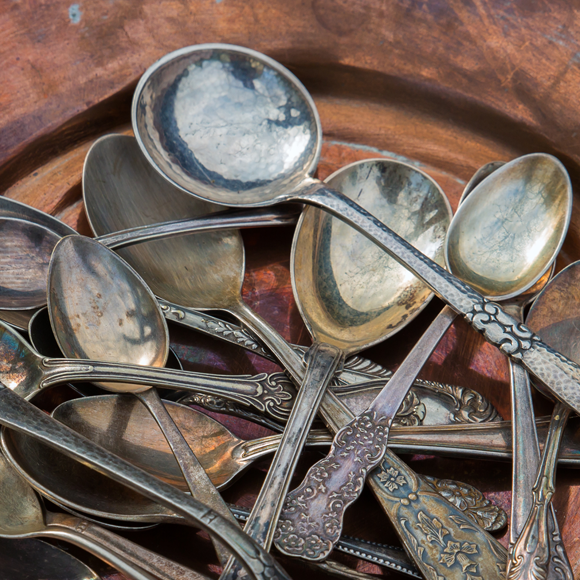 מדוע כלי כסף משחירים ואיך אנחנו יכולים לנקות אותם?