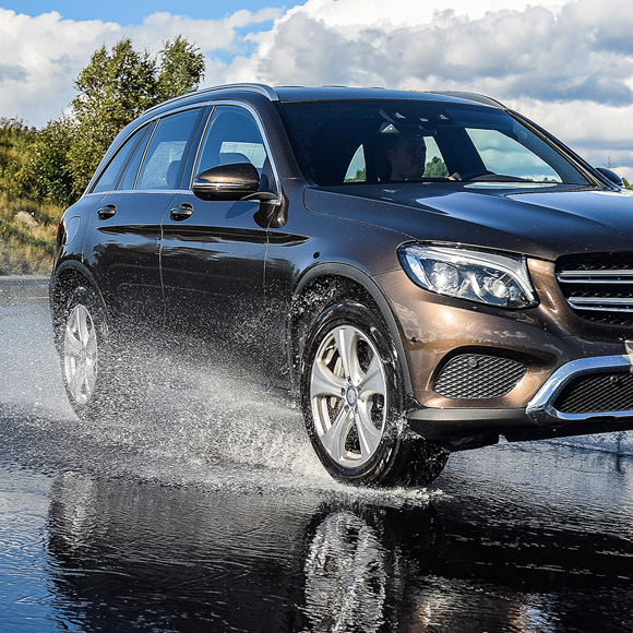 מדוע כלי רכב מחליקים על כביש רטוב?