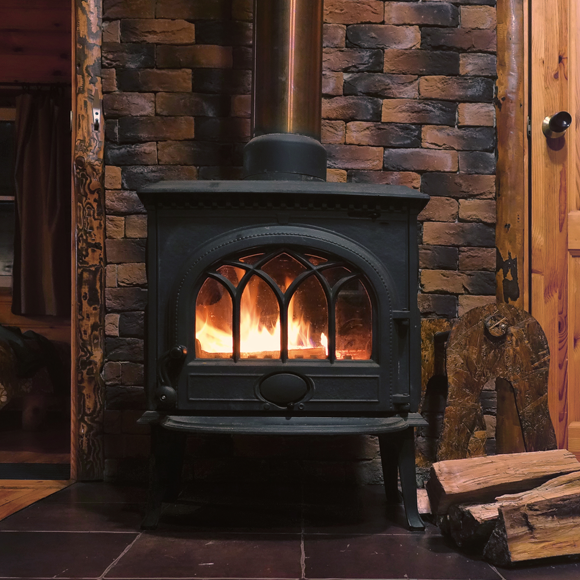 Schön im Warmen sitzen vor dem luftverschmutzenden Kamin