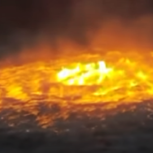 כשהאוקיינוס (נראה כאילו הוא) עולה בלהבות