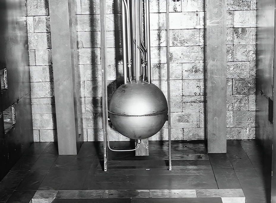 שימושים שונים דורשים אורניום בריכוז איזוטופים שונה. כור גרעיני ניסיוני זעיר שהיה בשימוש ב"פרויקט מנהטן" לפיתוח הפצצה הגרעינית במלחמת העולם השנייה | Los Alamos National Laboratory