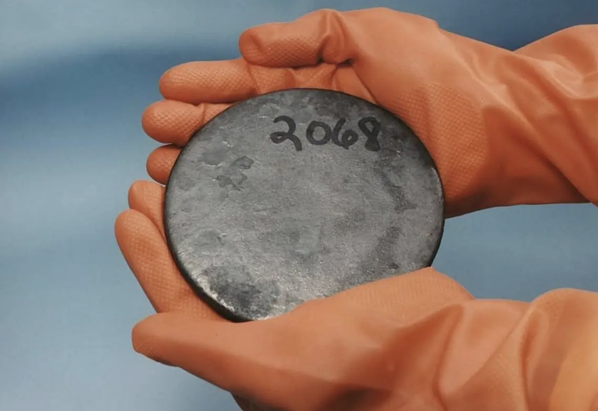 היסוד האחרון בטבלה שקיים בטבע בכמויות גדולות, וחשוב מכך - בקיע. דיסק עשוי אורניום מועשר מתכתי | US Department of Energy