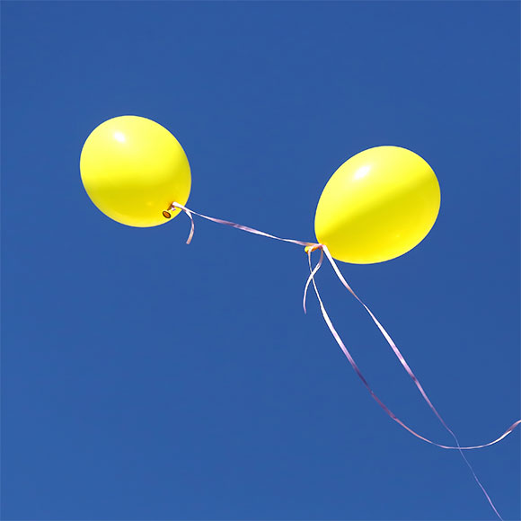 איך זה יכול להיות? חידת הבלונים המחוברים