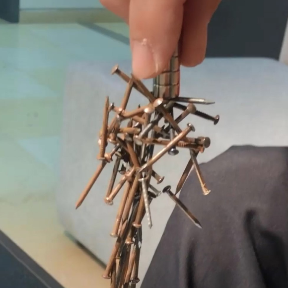 איך זה יכול להיות? חידת הגפרור והמגנט