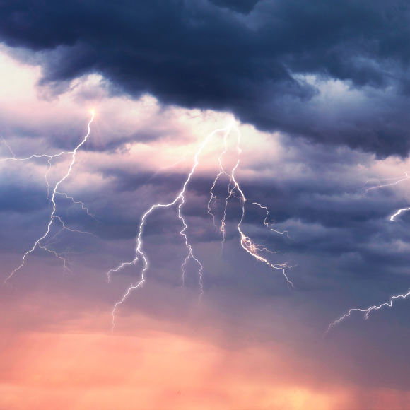 למה ברקים הם בצורת ברק?