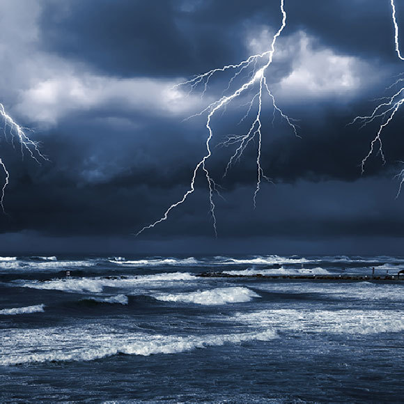 البحر واليابسة – الفرق بين ضربة البرق على سطح الماء وبين ضربة على اليابسة