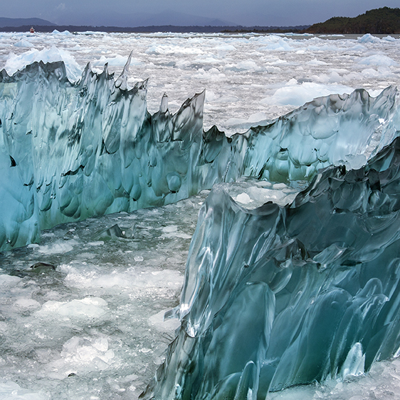 קרח מרחף בתוך מים