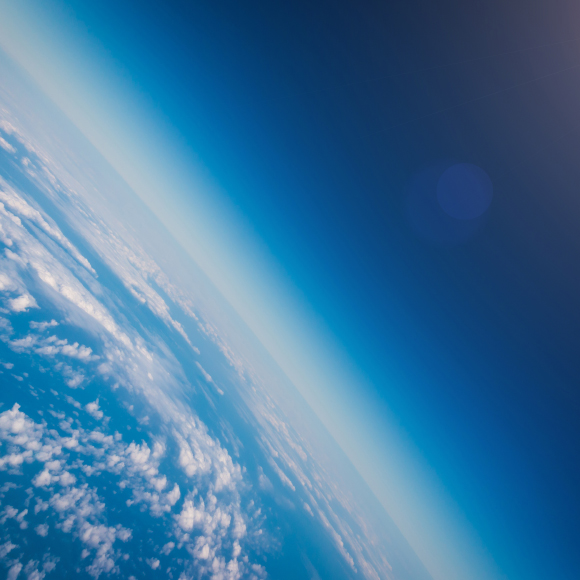 סוגרים את החור בשמיים