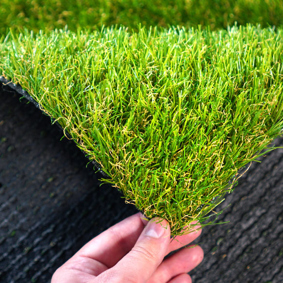 הדשא של השכן ירוק יותר? אולי הוא בכלל מלאכותי