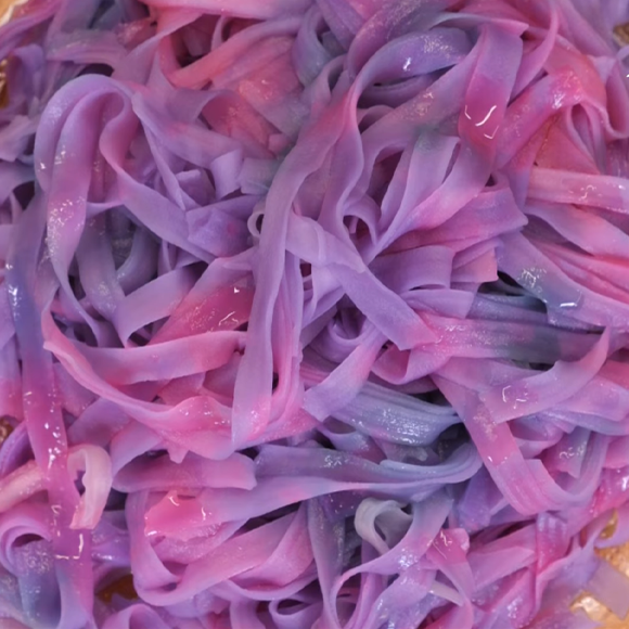 איך מכינים אטריות ורודות? בעזרת כרוב!