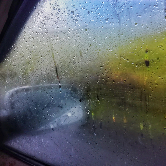 איך למנוע “אדים” על השמשה ברכב?