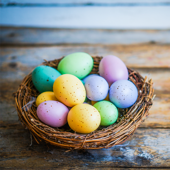 بيض بالألوان