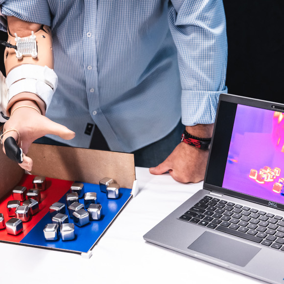 להרגיש חום ביד תותבת