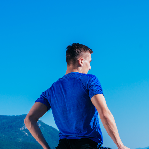 كيف تمنع الأقمشة الماصّة للعرق التعرّق؟