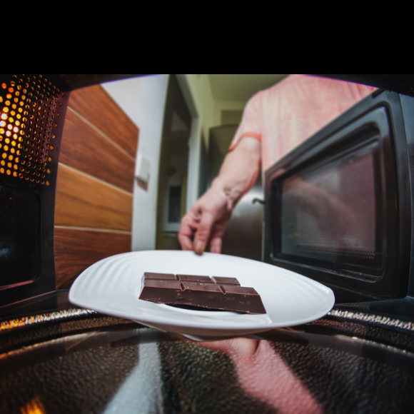 שוקולד במיקרוגל ומהירות האור