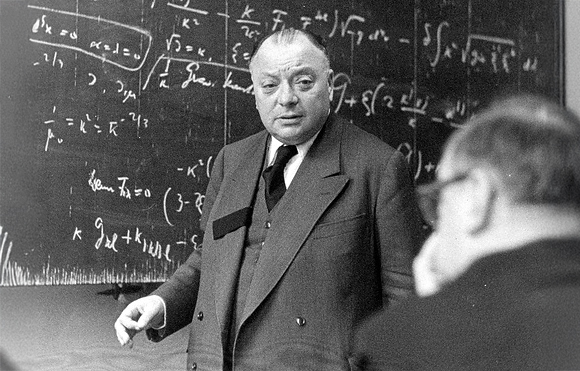 הראשון להצביע על האפשרות שלאלקטרון יש תכונה דו-ערכית, לא-קלאסית, שבאינטראקציה עם שדה מגנטי מביאה לפיצול של רמות האנרגיה באטום. וולפגנג פאולי ב-1955 | מקור: W Dieckvoss, Hamburg / Cern / Science Photo Library