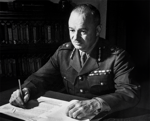 ברוק צ'יזהולם, המנכ"ל הראשון של הארגון | צילום: נחלת הכלל, מוויקיפדיה