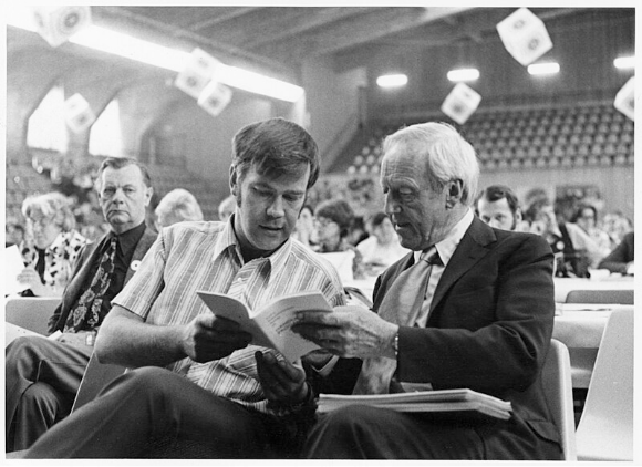 בן לשני רופאים שעוד בנעוריו החל להתעניין במדע ובפרט, בחלל. הנס אלוון (מימין) 1973 | מקור: centerbilder, Wikimedia