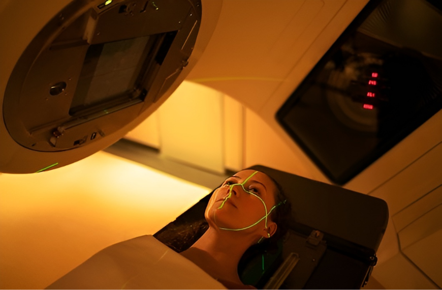 טיפולי הקרנות הם אחד מקווי הטיפול הראשונים נגד סרטן. אישה בטיפולה הקרנות | Science Photo Library