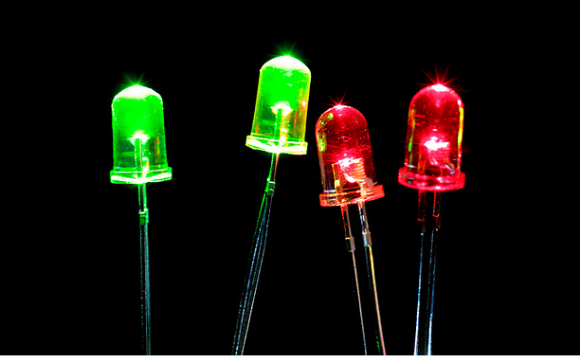 מבוססות על מעבר חד-כיווני של זרם חשמלי בחומר מוליך למחצה, שמביא לפליטה של אור באורכי גל מוגדרים. נורות LED ירוקות ואדומות | Science Photo Library