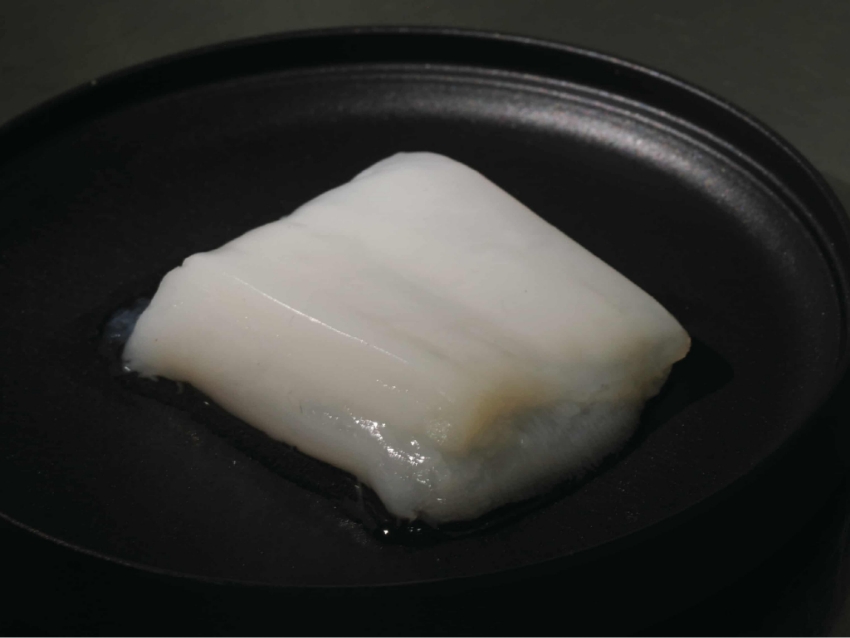 הזנה המשודרגת אפשרה לרקמות הבשר לגדול טוב יותר ולהגיע לגודל של נתח שמתאים לאכילה. נתח בשר עוף מתורבת | Shoji Takeuchi, The University of Tokyo