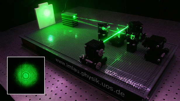 בניסוי הוכיחו מייקלסון ומורלי ששתי קרני אור שנעות בכיוונים שונים נעות בריק באותה מהירות. מכשיר אינטרפרומטר | MeitalBergerzon, Wikimedia