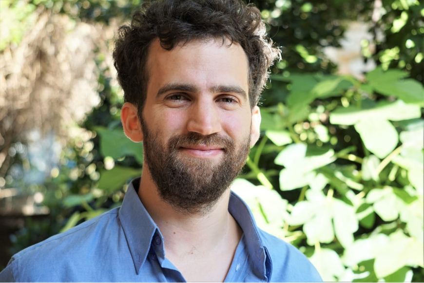 מנסה להבין איך נוצרים חורים שחורים על-מסיביים ואיך הסביבה שלהם נראית. איתי ליניאל | צילום: רומי אטאס