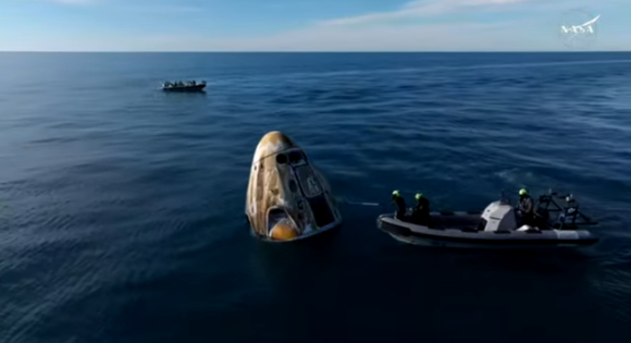 צנחו בשלום. סירת החילוץ הראשונה מגיעה לחללית "פרידום" דקות לאחר הנחיתה |צילום מסך מתוך השידור של נאס"א