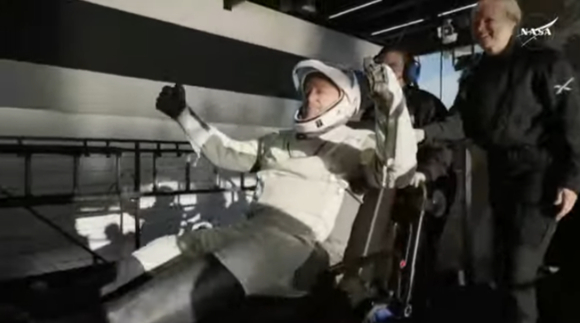 חיוך גדול אחרי החזרה. בארי וילמור – האחרון מארבעת אנשי הצוות שיצא מחללית הדרגון, בדרכו לבדיקה הרפואית הראשונית | צילום מסך מהשידור של נאס"א