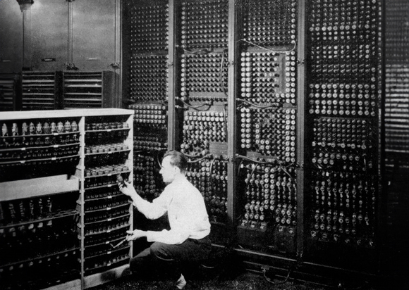 ENIAC, שנבנה ב-1946, נחשב למחשב הדיגיטלי הרב-תכליתי הראשון בעולם. הופעת המחשבים פתחה את הדלת לחישובים מורכבים שלא היו נגישים קודם לכן | US ARMY, Science photo library