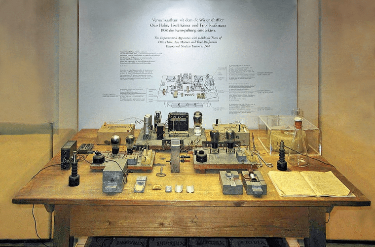 כימאי מוכשר ובעל שם שדחה הצעות עבודה מפתות כדי לא להצטרף למפלגה הנאצית. חלק מציוד המעבדה המקורי של שטרסמן בתצוגה במוזיאון הגרמני במינכן לציון 75 שנה לביקוע האטום | מקור: Versuchsaufbau_Hahn_Deutsches_Museum.jpg: Luidger, Wikipedia