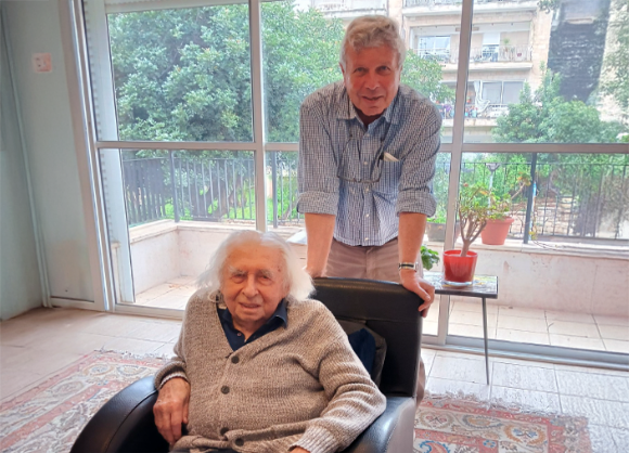 רבים מתלמידיו הגיעו לגדולה בזכות עצמם. אגמון (יושב) עם תלמידו לשעבר, פרופ' מתניה בן-ארצי, ירושלים, 2023 | צילום: עפרה בן-ארצי