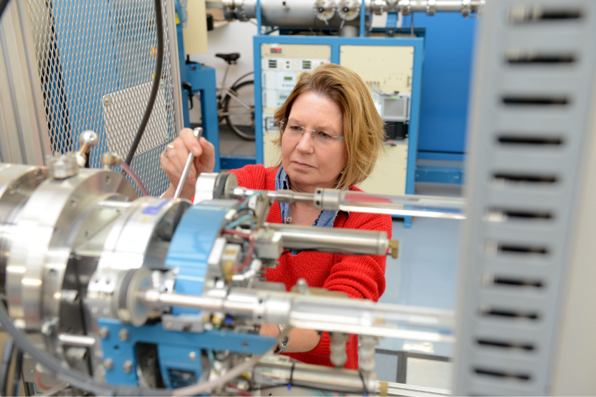 אנו קוראים את השפה של האיזוטופים והאטומים, וכל הזמן מבינים אותה טוב יותר. אליזבטה בוארטו במאיץ | צילום: אוהד הרכס, מכון ויצמן למדע 