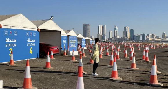תחנת בדיקות וחיסונים לקורונה בבחריין בעיצומה של המגפה | צילום: Inas Hamam, ארגון הבריאות העולמי