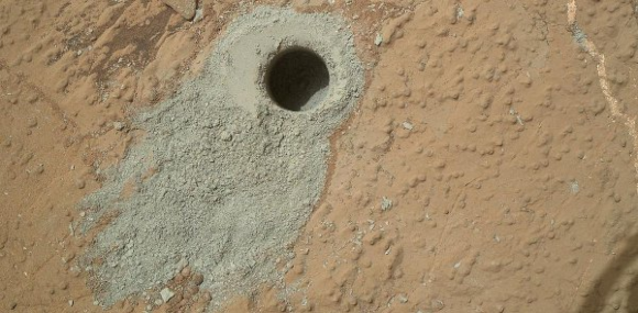 חור בעומק כארבעה סנטימטרים בסלע. מקום נטילת הדגימה מסלע קמברלנד, שבה התגלו המולקולות המפתיעות | מקור: NASA/JPL-Caltech/MSSS