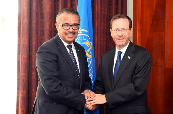 נשיא מדינת ישראל יצחק הרצוג ומנכ"ל  ארגון הבריאות העולמי תאודרוס גברה-יסוס בועידת המחוז האירופי של הארגון בישראל, 2022 | צילום: חיים צח, באדיבות דוברות נשיא המדינה