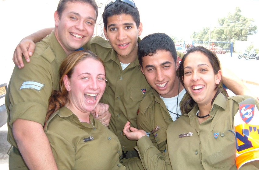 התגאתה מאוד בשירותה הצבאי. סגן ליליה וסילקובסקי (למטה משמאל) בשירותה במשטרה הצבאית | צילום באדיבות המשפחה