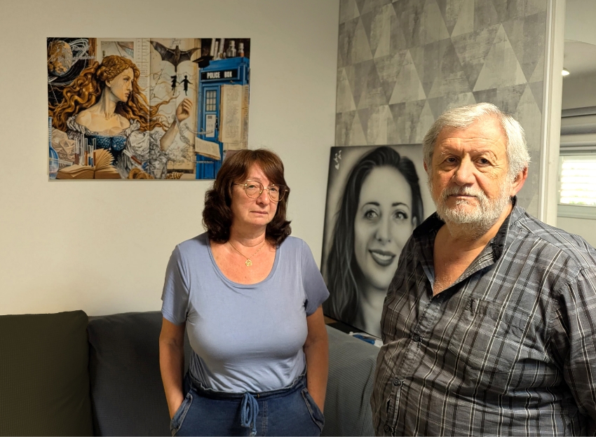 קיבלנו מתנה ל-38 שנים. ההורים דוד ורוזה וסילקובסקי עם תמונותיה של ליליה בסלון ביתם בעומר | צילום: איתי נבו