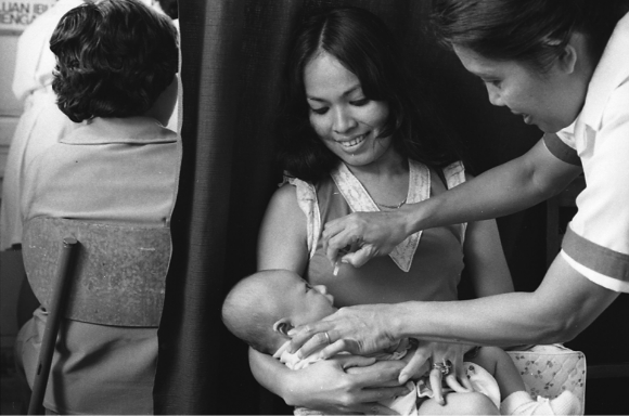 תינוק מתחסן נגד פוליו במרכז חיסונים כספי | צילום: Jose Abcede, ארגון הבריאות העולמי 