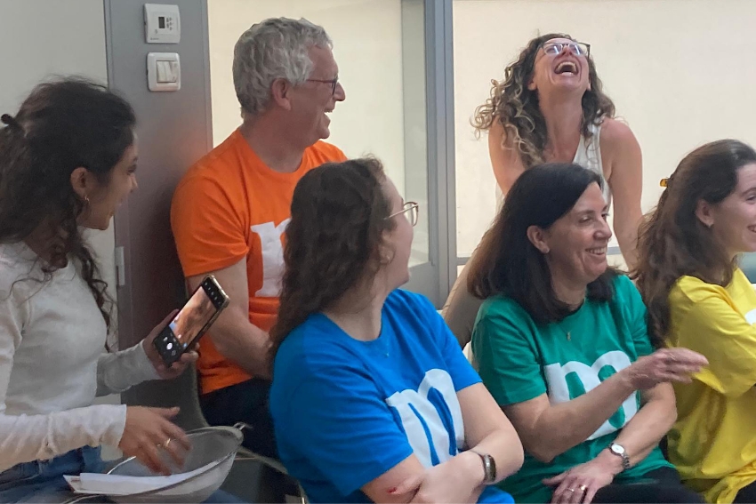 מבחינתה היה אפשר לצחוק על הכל, והצחוק המתגלגל היה אחד מסימני ההיכר האופייניים שלה. ליליה גורבי'ץ-וסילקובסקי (מאחור) במסיבת פורים ב"אמאי" | צילום באדיבות אמאי חלבונים