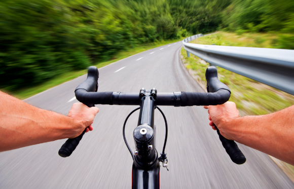 המחקר גילה שבצואה של ספורטאי עילית כמות חיידקי המעיים נמוכה מהמקובל וגם מגוון החיידקים נמוך יותר. רוכב אופניים מקצועי | DUSAN ZIDAR, Shutterstock