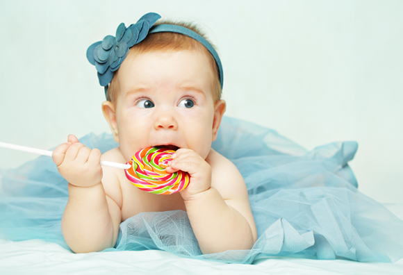 במחקר נכללו נבדקים שנולדו בין 1951 ל-1956, מהם כ-38 אלף שגדלו בתנאי קיצוב ו-22 אלף שגדלו בלי הגבלות על צריכת הסוכר שלהם. תינוקת מלקקת סוכרייה על מקל | MillaF, Shutterstock