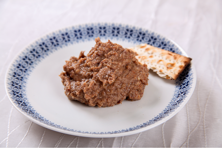 בגלל התכולה הקלורית הגבוהה מהחרוסת מומלץ לאכול רק כזית. חרוסת ומצה | Efrat shine, Shutterstock