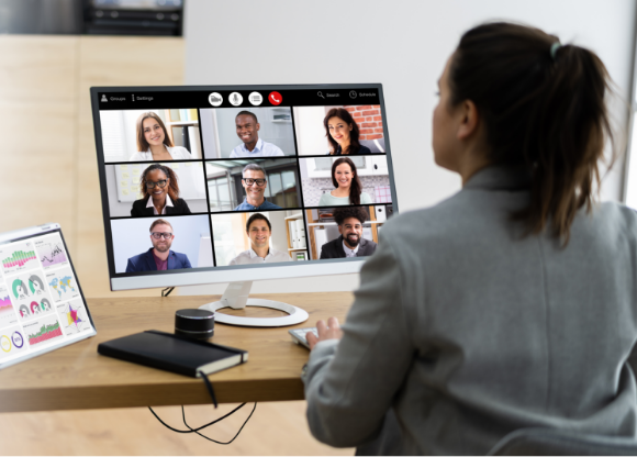 במפגשים הווירטואליים היו פחות חילופי דוברים בשיחה, מה שאולי מצביע על הפרעה בזרימה הטבעית שלה. אישה בפגישת זום | Shutterstock, Andrey_Popov