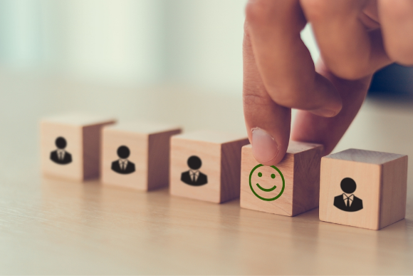 מחקרים מצאו שקיים קשר בין המיקום של אדם בסולם החברתי בהשוואה לאנשים אחרים, ובין תחושת הרווחה הנפשית. קוביות משחק המייצגות רווחה נפשית | 3rdtimeluckystudio, Shutterstock