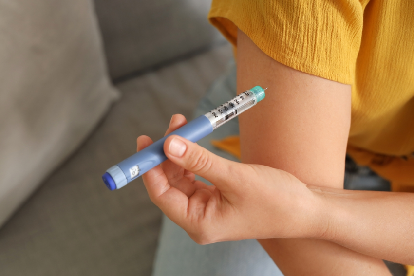 ב-2024 פורסמה הרחבה לניסוי וממנה התברר שמטפורמין הועיל יותר מאינסולין ולאורך שנים רבות. חולת סוכרת מזריקה אינסולין | Pixel-Shot, Shutterstock