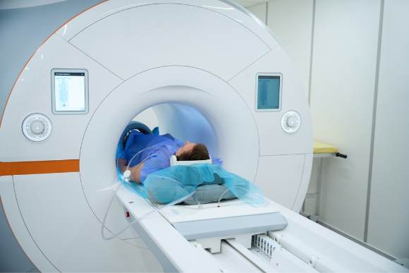 הספין בישר את פיתוחה של הטכנולוגיה הרפואית דימות באמצעות תהודה מגנטית. אדם בתוך מכשיר MRI | מקור: Svitlana Hulko, Shutterstock