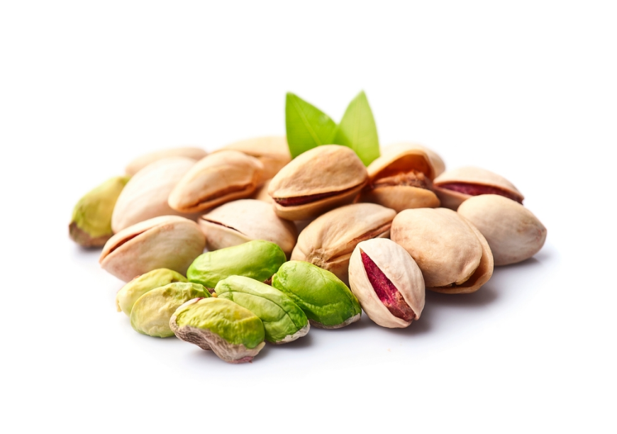 לאחר שהפרי נקטף, קליפתו מתייבשת, משנה את צבעה מירוק לצהוב או לצהוב-אדמדם, והקליפה הקשה החיצונית נפתחת חלקית מאליה. פיסטוקים | Volosina, Shutterstock