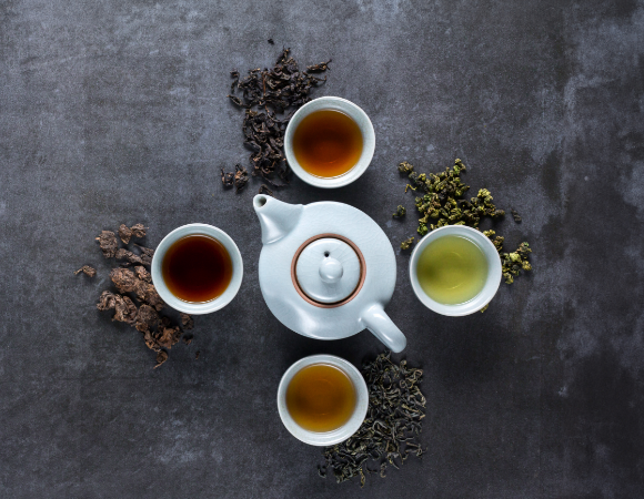 המחקר מצא שעלי התה סופחים מתכות כבדות מן המים. סוגים שונים של חליטות תה | Ivanfirst, Shutterstock